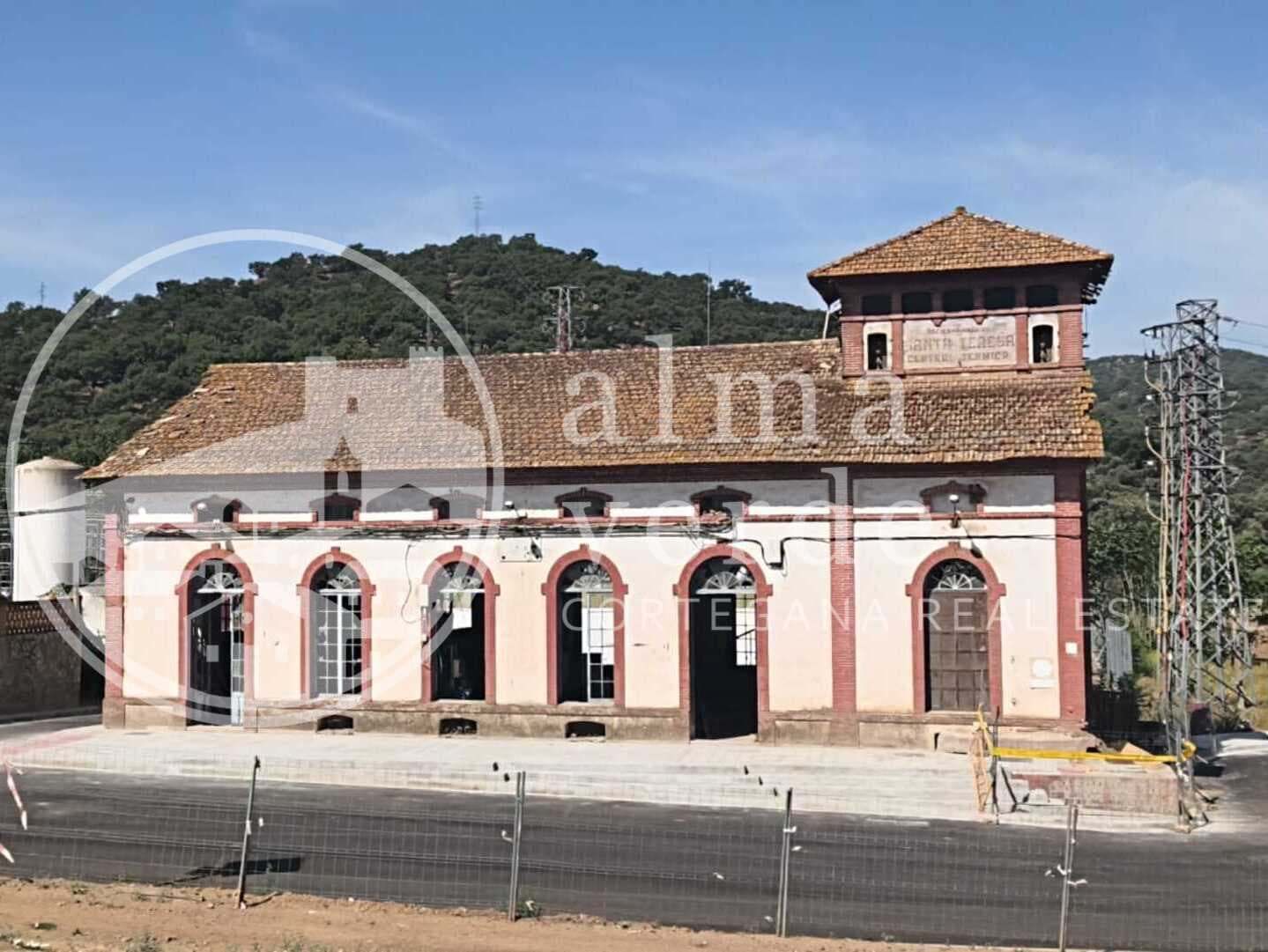 Casa céntrica de esquina frente a la estación - Imagen 2