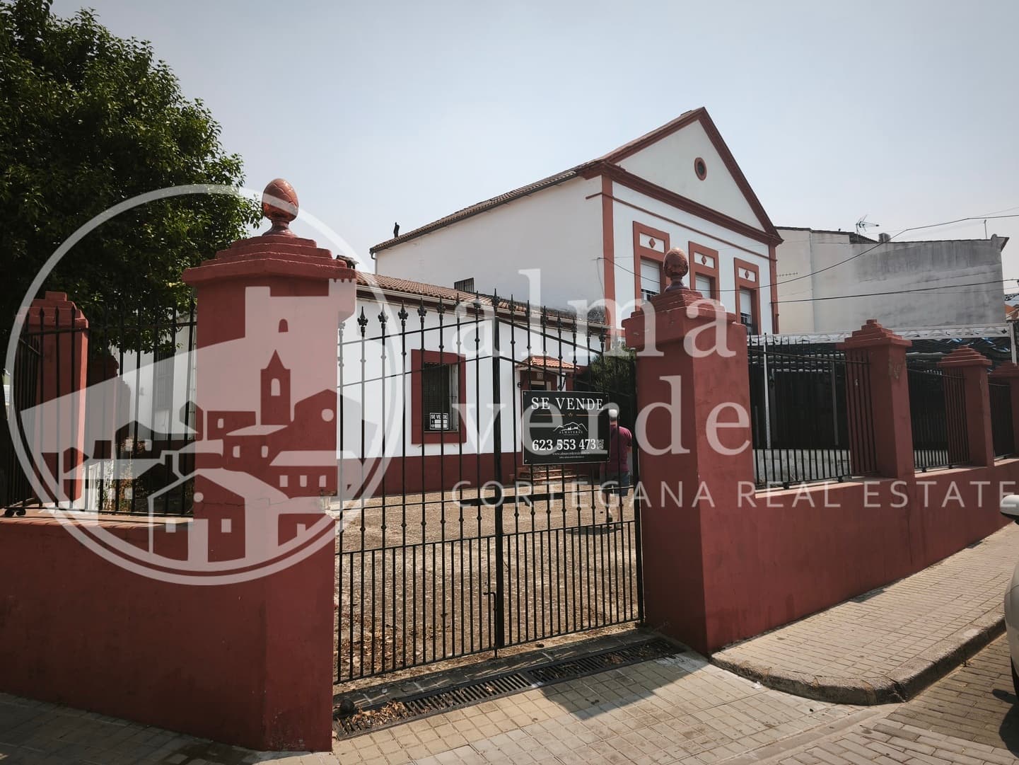 Casa céntrica de esquina frente a la estación