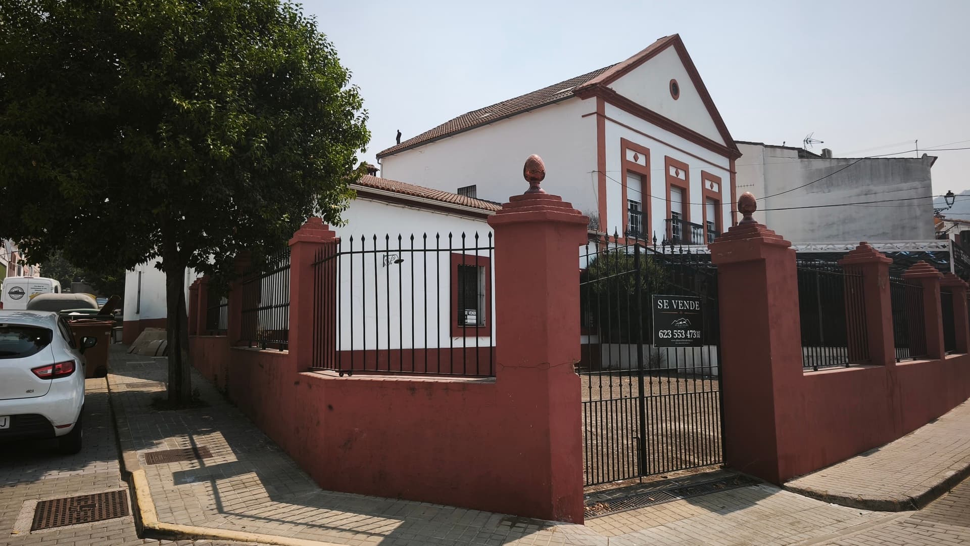 Casa céntrica de esquina frente a la estación